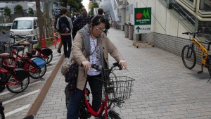 電動自転車に乗ったことがないので、操作に悩む上田です。