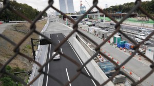 開通日の国道357号東京港トンネル。首都高速湾岸線の渋滞とうらはらに、クルマの往来はまばらでした。