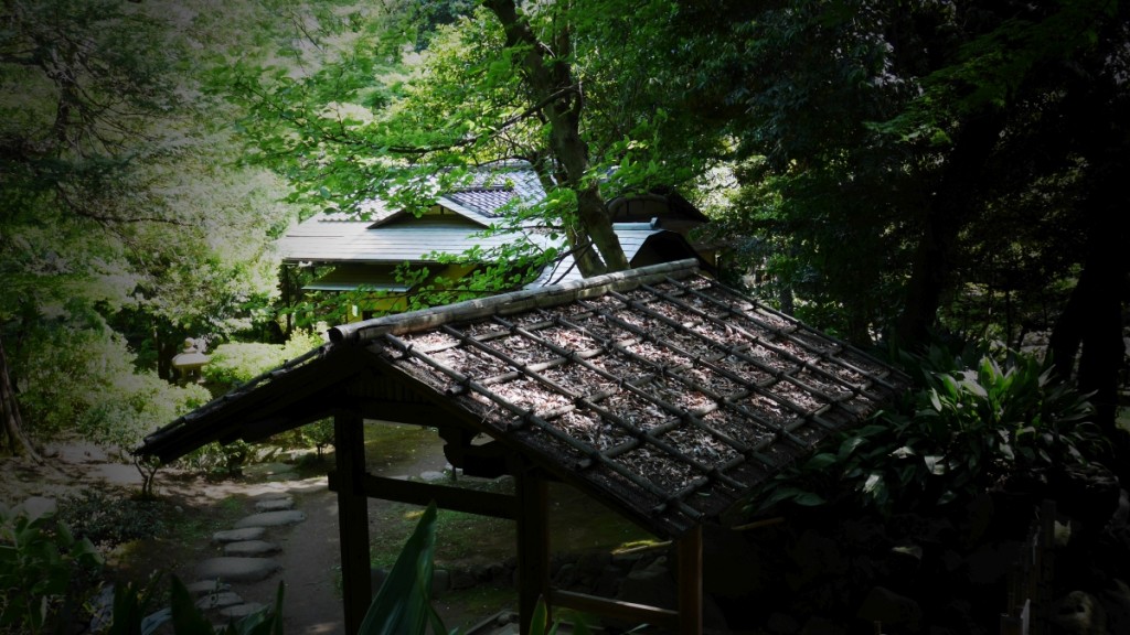 洋風建築だけではなく、日本庭園にマッチする茶屋もあります。