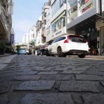 石畳と緩やかにくねくねとした車道が、街ゆくクルマの速度を抑え、同時に街並みに彩りを添えている。