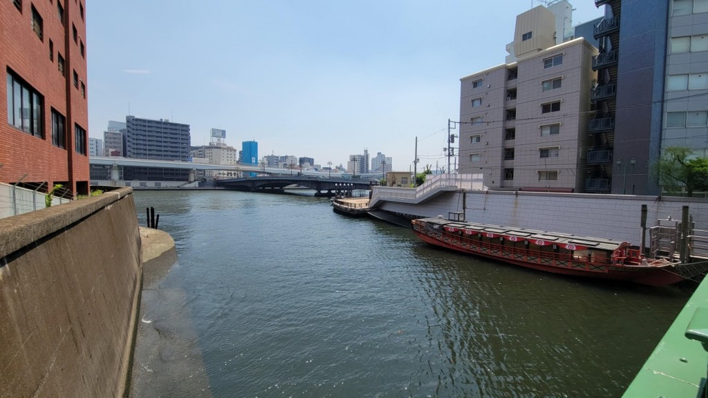 神田川の河口を、神田川側から望む。正面が隅田川。