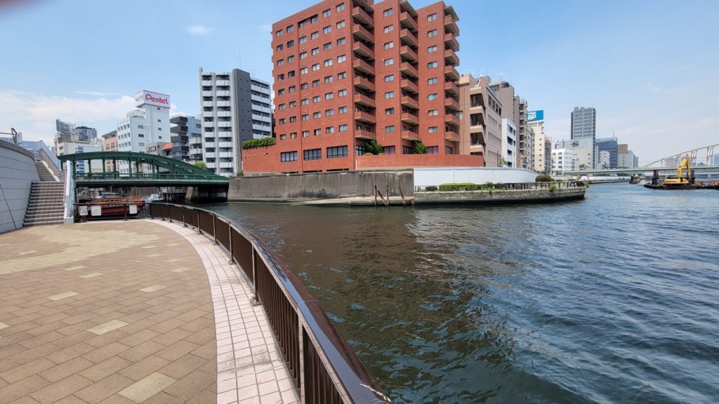 神田川の河口を、隅田川側から望む。左側が神田川です。