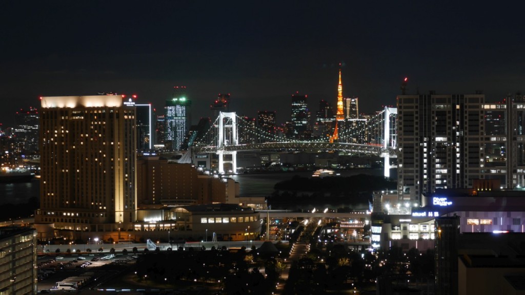 まず、テレコムセンター展望室から撮影した画像から。お台場全域越しの、レインボーブリッジ、東京タワーを愛でることができます。