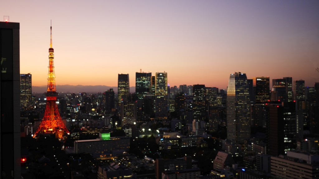ここから、貿易センタービル展望台シーサイド・トップです。夕焼け時の東京タワーは、特に人気です。