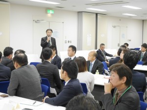 先日開催した情報交流会で挨拶をする鈴木。実は、この時も同様のお話をさせていただいていた。
