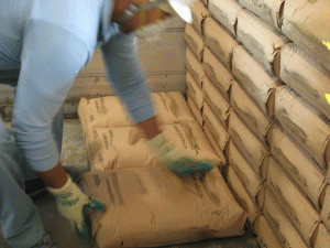 セメント、重曹、塩化カルシウム等の袋体の商品は、手積み/手卸しのケースもあります。