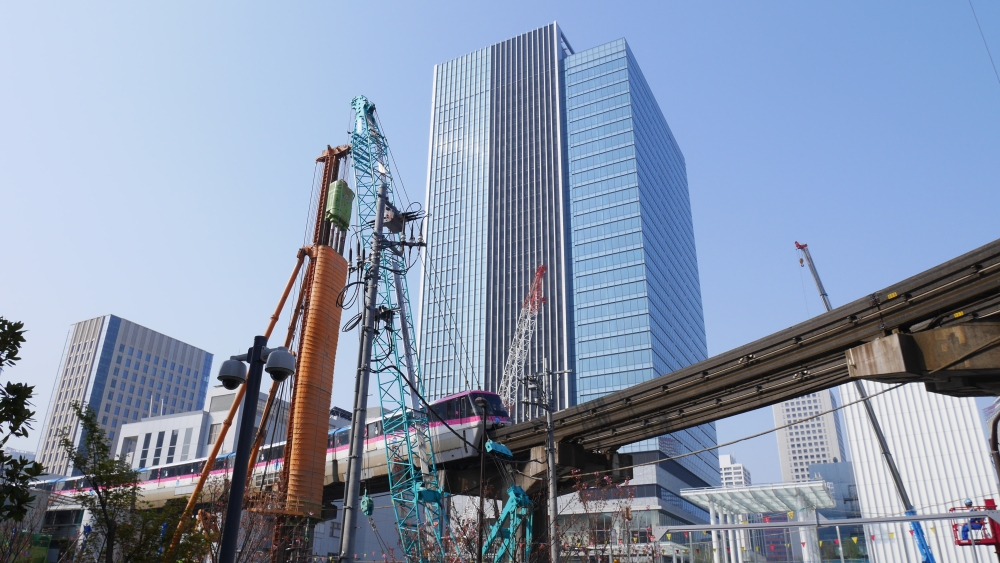 田町駅港南地区では、急ピッチで新たなオフィスビルが建設中です。