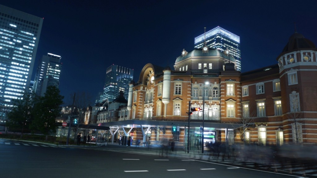 東京駅の顔である赤レンガ造りの駅舎は、辰野金吾らが設計。1914年に竣工、2003年に国の重要文化財に指定されています。